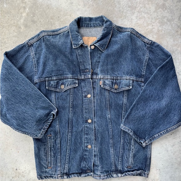 Levi's Jackets & Blazers - Vintage Classic Levi's medium wash denim jean jacket.